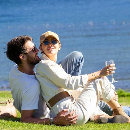 En un alto de Las 1000 Millas, la pareja disfruta de una copa de vino en un paisaje patagónico de ensueño.