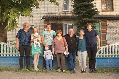 En un alto de rodaje se ve a la joven pareja feliz, junto a sus dos hijos y custodiada por Staffan Julén, a la izquierda, y la escritora Svetlana Alexiévich. Tembién se ve al equipo de Lyubov, amor en ruso