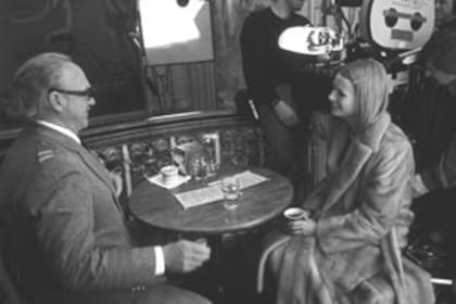 En una pausa del rodaje de Los excéntricos Tenenbaum, Gene Hackman charla con Gwyneth Paltrow