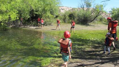 En un alto durante el rafting por el LImay
