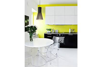 En un ambiente con colores clásicos, como lo son el blanco y el negro, un amarillo furioso sobre la pared puede funcionar como nota distintiva