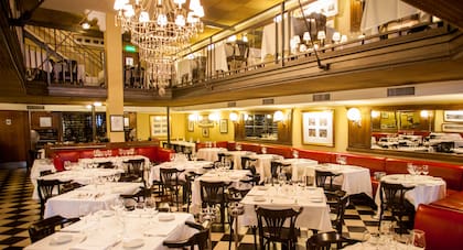 En un ambiente elegante y con mozos de la vieja escuela, Fervor seduce con "brasas de campo y mar".