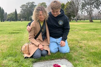 En un aniversario anterior, la cocinera visitó la tumba de Facundo Solá junto a su hijo Juan Ignacio