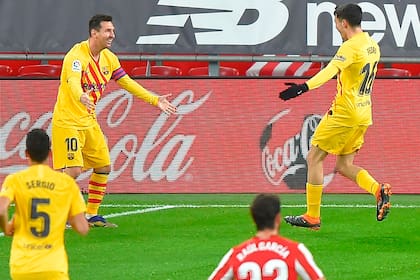 Messi y Pedri, su último socio en Barcelona, celebran un gol la temporada pasada. Al español le toca afirmar su proyección.