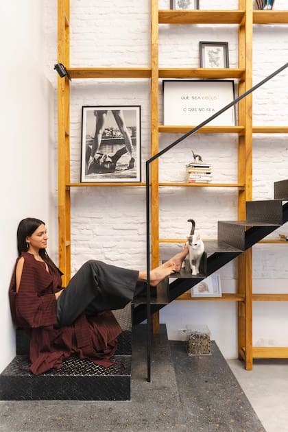 En un antiguo PH de 1820 en Palermo, Lula Gallo creó su refugio creativo; en la foto, junto a su gata Ramona