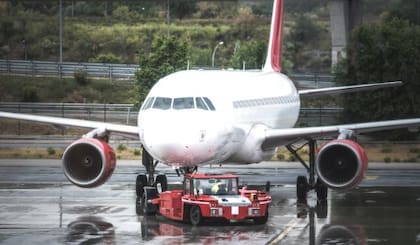 En un aterrizaje de emergencia, cada segundo cuenta y la coordinación entre tripulación y pasajeros marca la diferencia