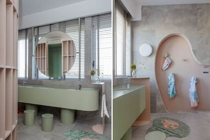 En un baño para 4 hermanos, a la pared revestida en porcelanato ‘Karakum gris’ (Cerámica San Lorenzo) las arquitectas de @ideiarquitectura le hicieron un corte orgánico con percheros sobre fondo rosa 'N195-3’ de Colorín. Mueble de Silestone ‘Posidonia Green’.
