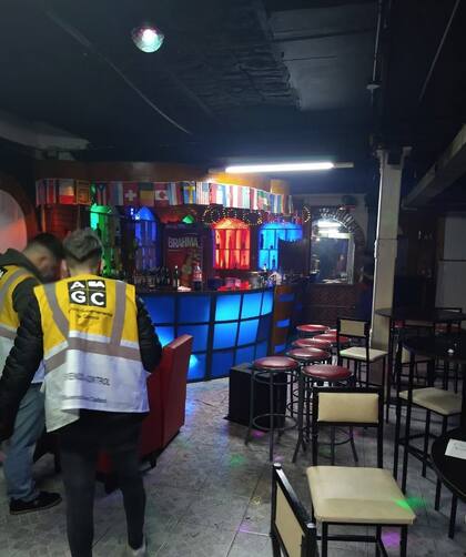 En un bar habilitado para 25 personas se contabilizaron 126 asistentes