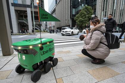 En un barrio de Tokio, el pedido de comida de Uber Eats llega en robot