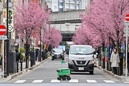 En un barrio de Tokio, el pedido de comida de Uber Eats llega en robot