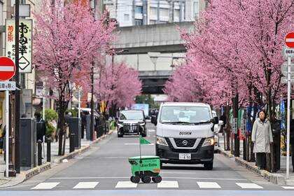 En un barrio de Tokio, el pedido de comida de Uber Eats llega en robot