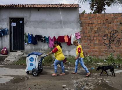 En un barrio pobre de Fortaleza, Celene da Silva vende puerta a puerta budines, galletitas y otros productos envasados