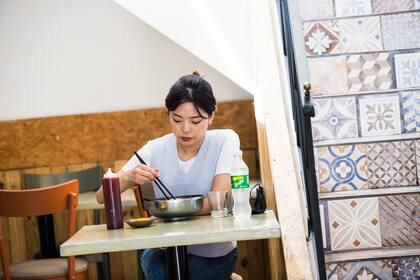 En un bello local del pasaje se sirve sopa de fideos udon, que se amasan especialmente. También se especializan en el "sushi koreano"