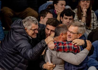 En un cálido abrazo, Paesani festeja el premio con Figari