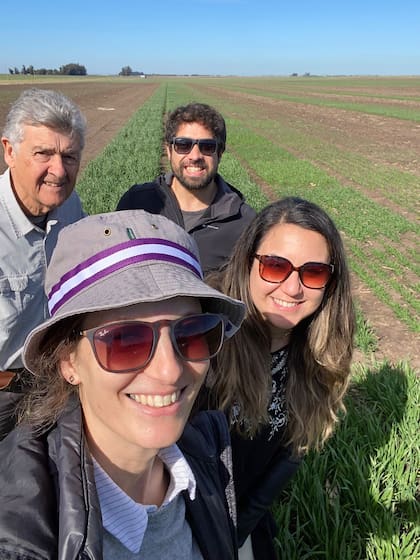 En un campo de Buck Semillas en Necochea. Atrás, Elisardo González, director Técnico de Buck Semillas, y Daniel Norero, gerente de Negocios de Neocrop Technologies; adelante, Diana Martino, gerenta de Investigación de Buck Semillas, y Francisca Castillo, CEO y Directora de Investigación de Neocrop Technologies