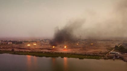 En un campo petrolífero iraquí se ve la quema de gas cerca de poblados