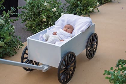 En un carrito de madera, iba Ramón, el bebito de Agustina, que estudió Administración de Empresas.