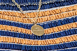 En un claro guiño a la princesa noruega, Máxima llevó una medalla en la que se leía “Love, Mette”, y que fue un regalo que le hizo la royal noruega con motivo de su entronización, en 2013