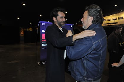 En un clima de buena onda y camaradería, los artistas que pudieron ver a Elena Roger darle voz a los temas de Charly García en Invasiones I coparon el hall del San Martín y aprovecharon para ponerse al día; Heredia saludó con un fuerte abrazo al director Marcos Carnevale, con quien trabajó en novelas como Los ricos no pide permiso o Mis amigos de siempre