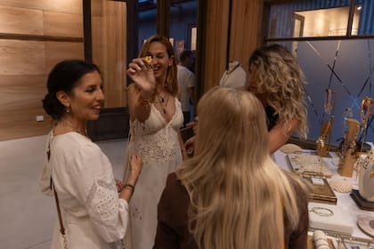 En un clima distendido, pasear, mirar y comprar es el plan