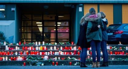 En un colegio de Haltern, Alemania, amigos homenajean a los 16 estudiantes que viajaban en el vuelo de Germanwings que se estrelló ayer en los Alpes