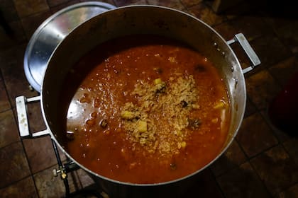 En un comedor comunitario de Ciudad Oculta recurren seguido al arroz y fideos, dietas caracterizadas por platos saciadores y rendidores