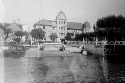 En un comienzo el club tenía dos sedes hasta que en 1911 se unificaron en la casona de Tigre. Primero fue un edificio de estilo Tudor, construido en 1912 por Robert Harrison Lomax.