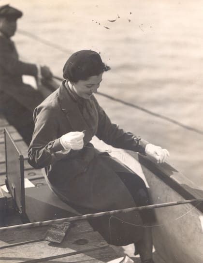 En un comienzo, solo eran socias las esposas e hijas de un socio, pero, al menos desde la mudanza a su actual ubicación, el club siempre admitió mujeres. Aquí, Porota Tortosa. 11/8/1937.