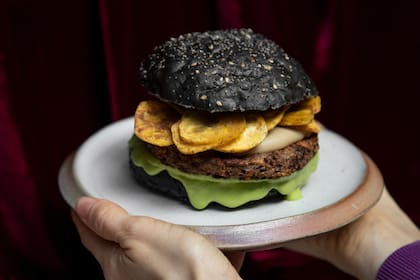 En un contexto en el que cae el consumo de carne, la hamburguesa se reformula e incluso se da el lujo de no emular a la original