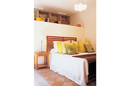 Según la disciplina china, la cabecera de la cama debe estar pegada a la pared, preferiblemente en diagonal con la puerta y lejos de ventanas