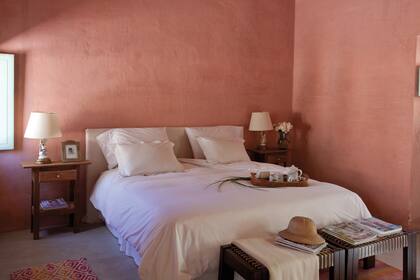 En un cuarto rústico, nada mejor que una propuesta al tono: una tabla forrada con un textil blanco sintético símil cuero