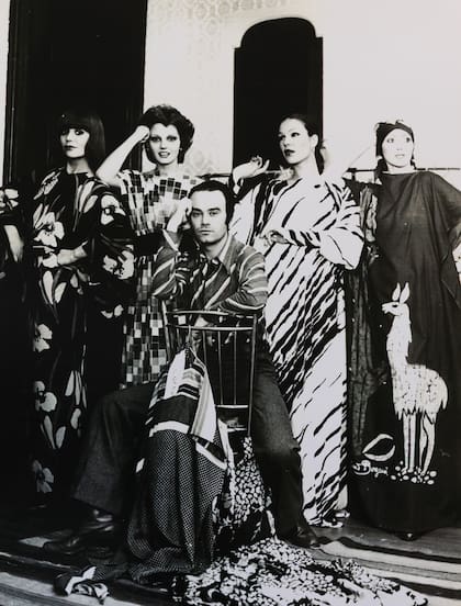 En un desfile de Gino Bogani en Washington, el diseñador y sus musas: Diana Custodio, Teté Coustarot, Mora y Cristina González (de izquierda a derecha)