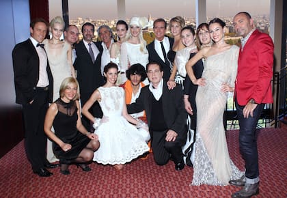 En un desfile en la Torre Eiffel, con los diseñadores y modelos más importantes