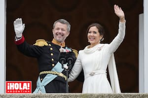 Su elegante look, las joyas históricas y sus gestos de amor con Federico X tras ser proclamados Reyes