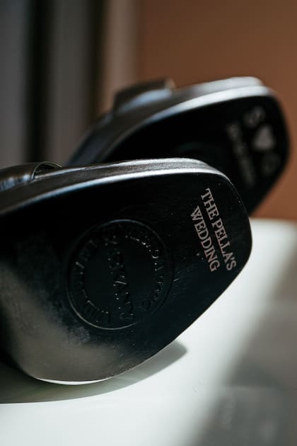 En un
divertido guiño al enlace, la
suela de las sandalias de la
novia llevaba la inscripción
“The Pella’s Wedding”.