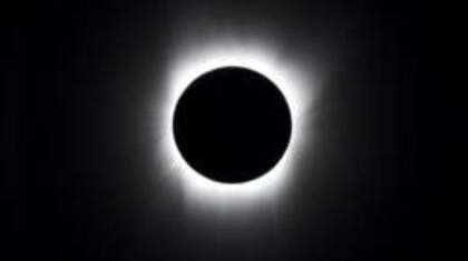 En un eclipse solar total el sol queda cubierto por la luna y sólo se puede ver la proyección de su corona.