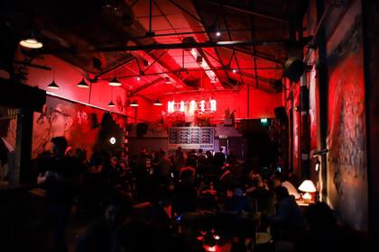 En un edificio con buscada apariencia fabril iluminado por neón rojo, Mauer ofrece 20 tipos de cerveza distintos, además de tragos de autor.