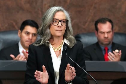 En un enfrentamiento hipotético por la reelección en 2026, el 48% de los votantes considera que "ya es momento de alguien nuevo" frente al 43% que respaldaría la continuidad de Hobbs