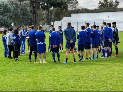 En un entrenamiento, los jugadores prestan atención a las indicaciones de su entrenador