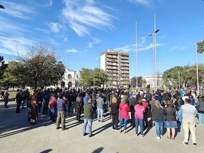 En un escenario improvisado, el acto comenzó con tres exposiciones, la de dos productores y una docente que contaron en primera persona sus dificultades para transitar por los caminos rurales desde y hacia sus establecimientos y a la escuela