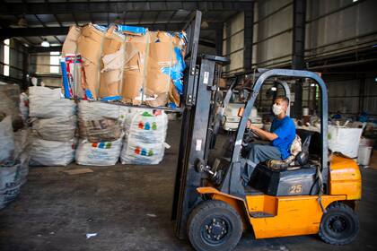 En un espacio de casi 2000 metros cuadrados, separan, reciclan y reutilizan los materiales con los cuales actualmente producen muebles y útiles escolares. 