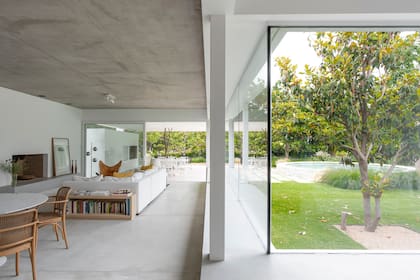 En un espacio longitudinal se suceden, sin interrupciones, el comedor, el living y la galería, que tienen vistas panorámicas hacia el jardín.
