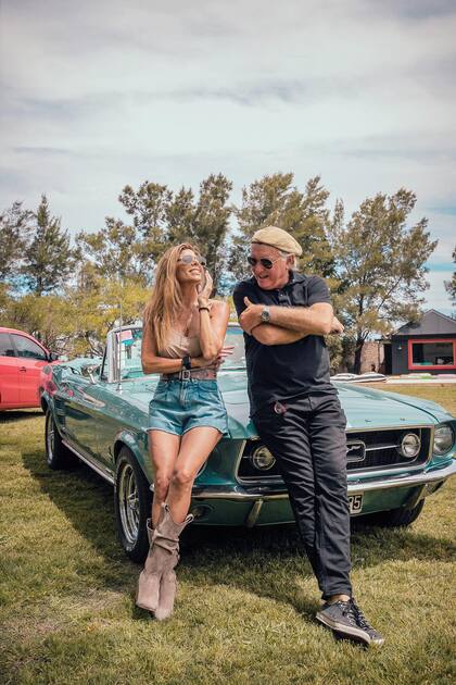 En un espectacular día de campo que organizó hace unos días en su chacra de Entre Ríos, Dotto celebró con sus más íntimos su regreso al dos ruedas. Allí posó con su amiga Mariela Spoto frente a un
Mustang convertible, modelo 67.