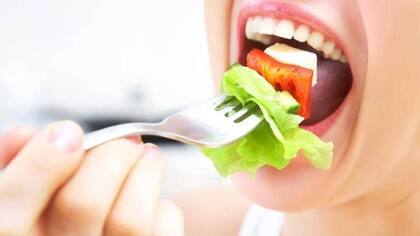 En un estudio de 2023 de más de 850 adultos en Gran Bretaña, aquellos que comían snacks regularmente después de las 9 p.m. tenían niveles más altos de HbA1c, un marcador de riesgo de diabetes