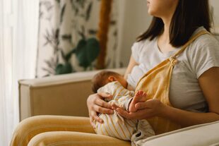 En un estudio realizado el año pasado, en el que un grupo de investigadores italianos analizó la leche materna de 34 madres primerizas sanas, los microplásticos estaban presentes en el 75% de las muestras