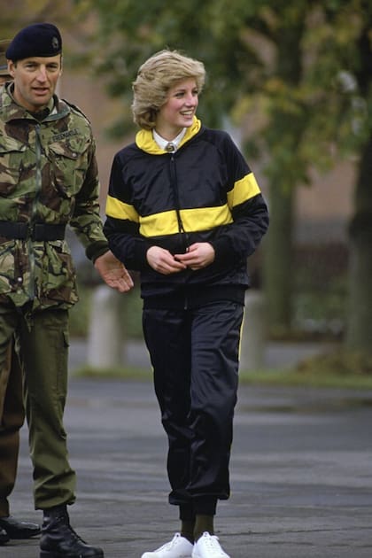En un evento formal con las tenis blancas