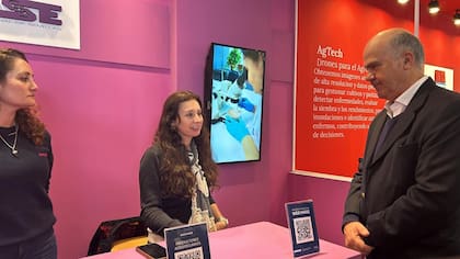 En un evento miembros del Inase le comentaron a Iraeta sobre los avances del instituto