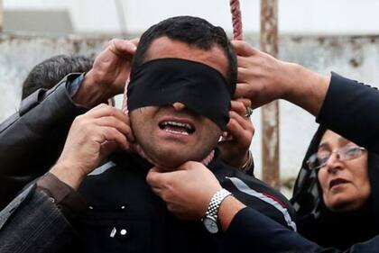 En un extraño acto de compasión, los padres de un joven asesinado perdonaron al asesino después de que fuera llevado a la horca.