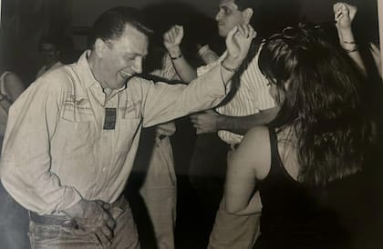 En un festejo del programa, Berbari junto a Avilés y, de fondo, Rial