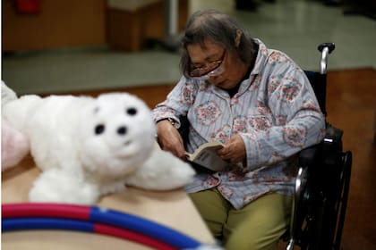 En un geriátrico de Japón, experimentan con robots para cuidar a los mayores
